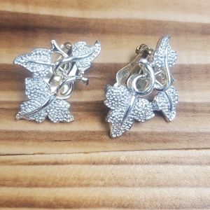 Vintage Sarah Coventry Silver Tone Grape Leaf Clip On Earrings Stamped